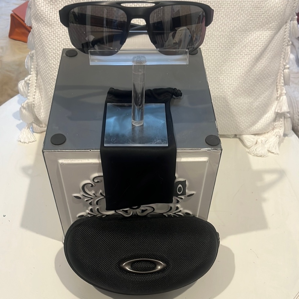 Oakley Polarized Men’s Sunnies. Black wrap around.🕶️☀️